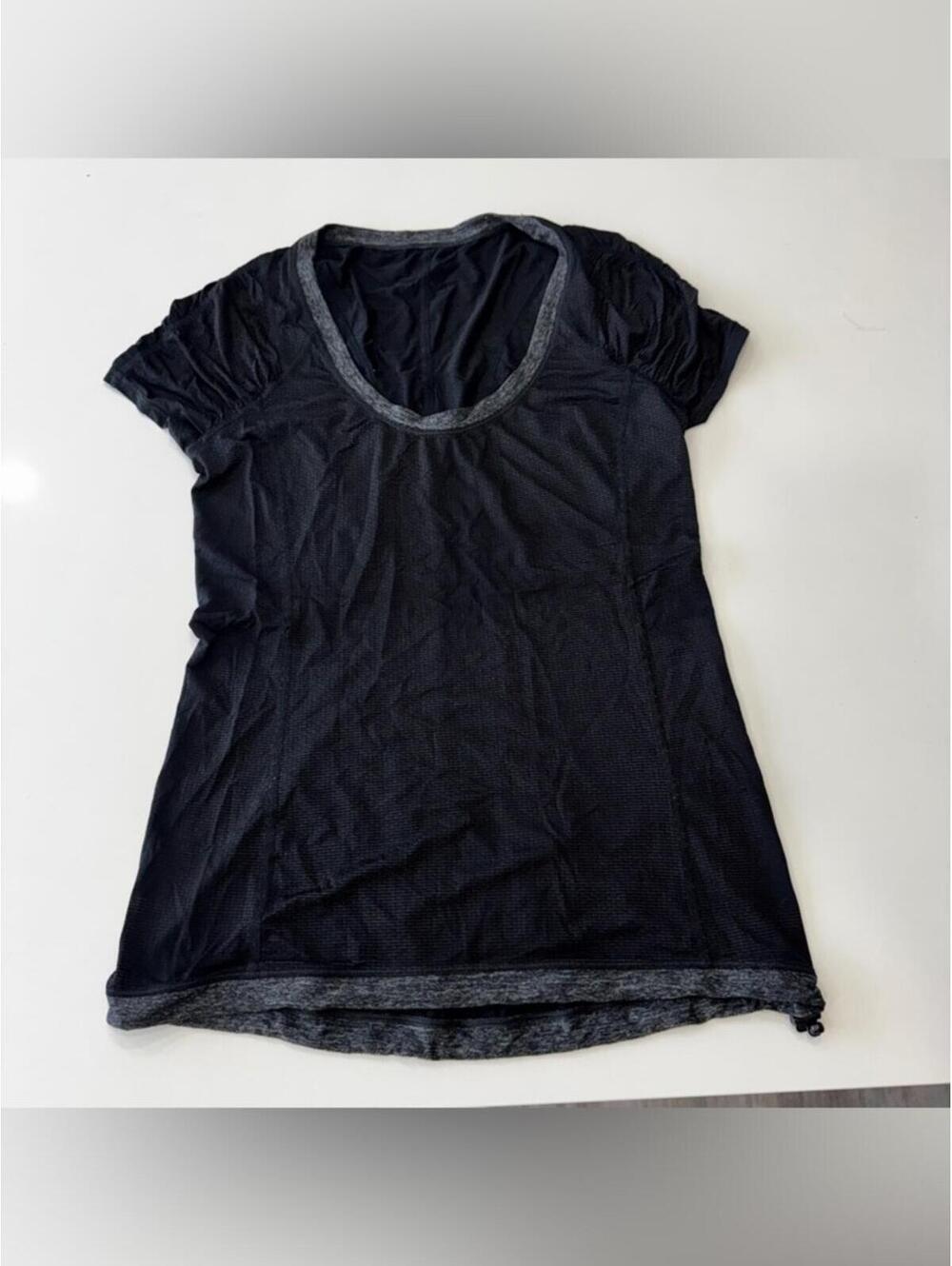 Lululemon Size 6 Women's Black Pinstripe Willpower Tech Short Sleeve Shirt